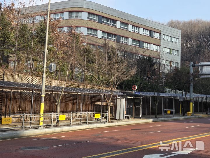 [용인=뉴시스]차양 시설이 설치된 중일초 인근 통학로(사진=용인시 제공)2025.12.24.photo@newsis.com