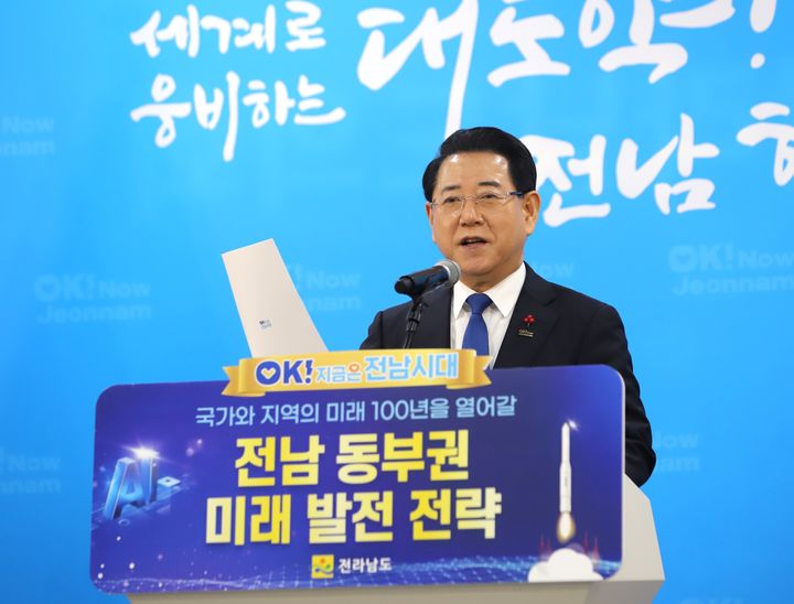[순천=뉴시스] 김석훈 기자 = 김영록 전남도지사가 24일 오전 전라남도 동부지역본부에서 기자 브리핑을 열어 '동부권 100년 대도약의 원년'을 선포하고 있다. 2025.12.24. kim@newsis.com *재판매 및 DB 금지