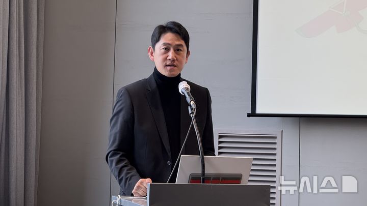 [서울=뉴시스] 윤정민 기자 = 이철웅 놀유니버스 대표가 24일 오전 서울 용산구 드래곤시티에서 열린 놀유니버스 '인사이드 K-바이브' 미디어데이에서 환영사를 하고 있다. 2025.11.24. alpaca@newsis.com