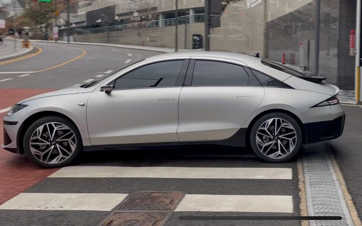 [판교=뉴시스] 정의선 현대차그룹 회장이 포티투닷을 방문한 24일 경기 판교 포티투닷 건물에서 자율주행 기술이 적용된 아이오닉6가 출발하고 있다. 2025.12.24. photo@newsis.com *재판매 및 DB 금지