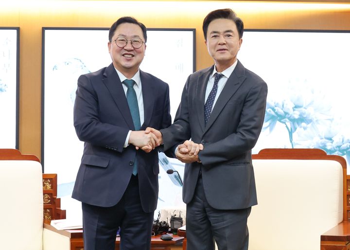 [대전=뉴시스]이장우 대전시장과 김태흠 충남지사. 2025. 12. 24 photo@newsis.com *재판매 및 DB 금지