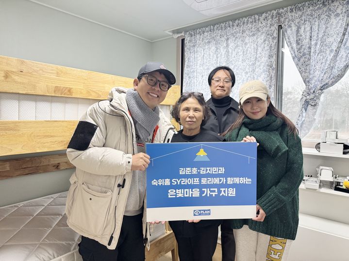 [서울=뉴시스]김준호, 김지민 부부(사진=JDB엔터테인먼트 제공)2025.12.24. photo@newsis.com *재판매 및 DB 금지