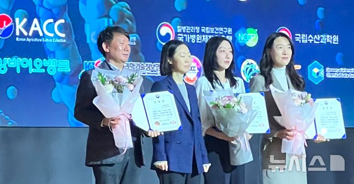 [포항=뉴시스] 송종욱 기자 = 포스텍 고아라(왼쪽 세 번째) 교수가 국가 생명 연구 자원 관리·활용에 이바지한 공로로 '제4회 다부처 생명 연구 자원 성과 교류회'에서 과학기술정보통신부 장관 표창을 받은 후 기념 촬영하고 있다. (사진=포스텍 제공) 2025.12.24. photo@newsis.com