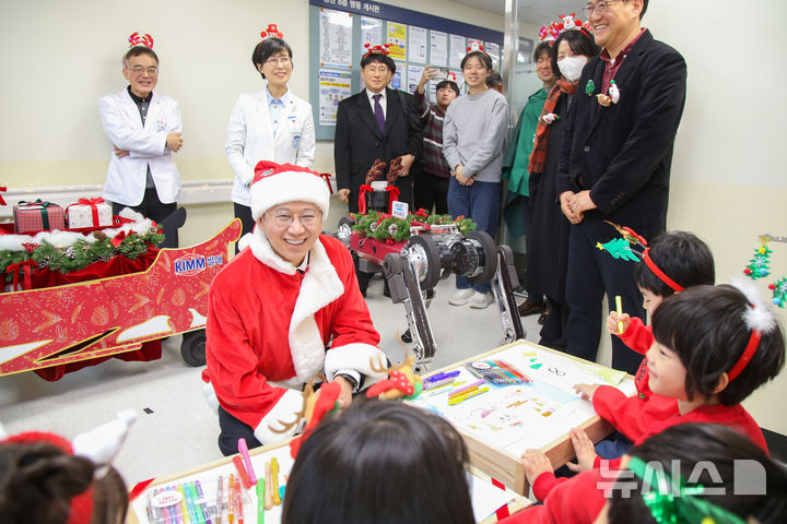 [서울=뉴시스]배경훈 부총리 겸 과학기술정보통신부 장관이 24일 크리스마스 이브를 맞아 산타복을 입고 원자력병원 직장 어린이집을 방문, 원아들에게 선물을 나눠주는 이벤트를 가졌다. (사진=과기정통부 제공)