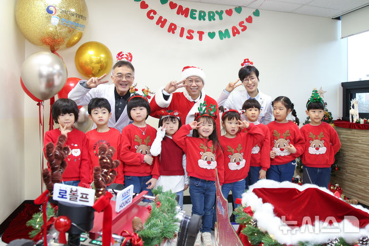 [서울=뉴시스]배경훈 부총리 겸 과학기술정보통신부 장관이 24일 크리스마스 이브를 맞아 산타복을 입고 원자력병원 직장 어린이집을 방문, 원아들에게 선물을 나눠주는 이벤트를 가졌다. (사진=과기정통부 제공)