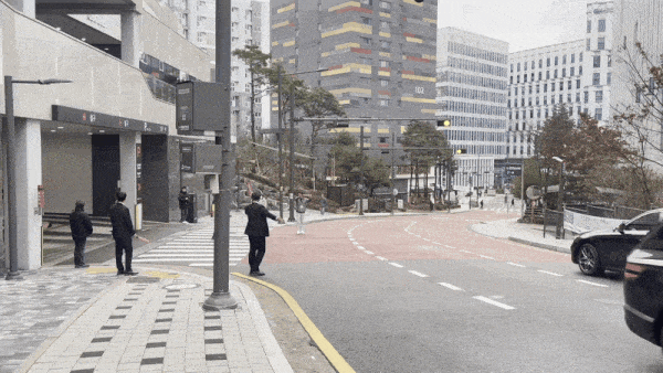 [판교=뉴시스] 24일 오전 정의선 회장이 탄 것으로 보이는 아이오닉 6 자율주행차가 포티투닷이 위치한 경기 판교 소프트웨어드림센터 주차장에서 도로로 진입하고 있다. 2025.12.24. photo@newsis.com *재판매 및 DB 금지