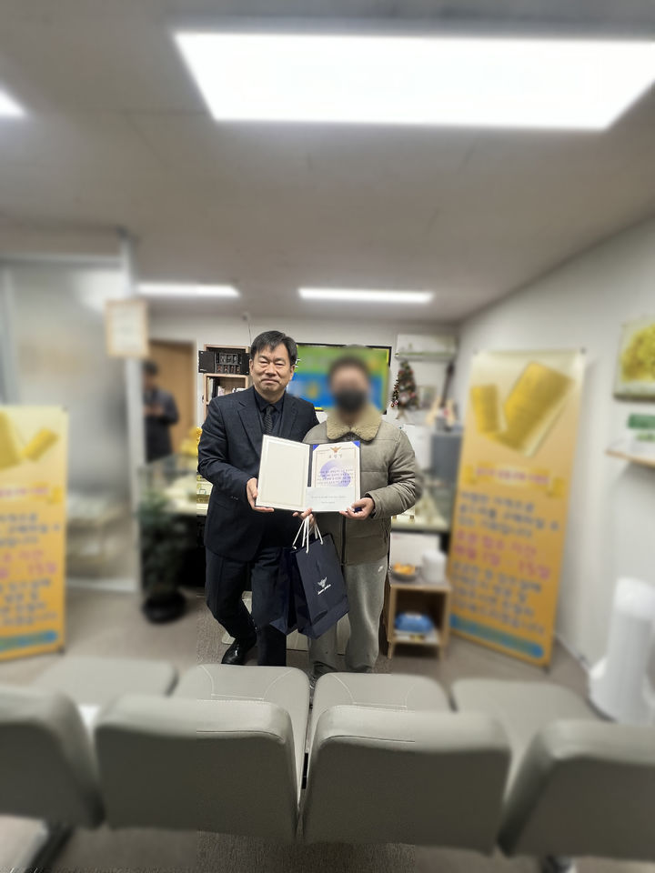 [부산=뉴시스] 부산경찰청이 금거래소 관계자에게 감사장 전달했다. (왼쪽부터) 부산경찰청 형사기동대장 한동훈 총경, 금거래소 관계자. (사진=부산경찰청 제공) 2025.12.24. photo@newsis.com *재판매 및 DB 금지