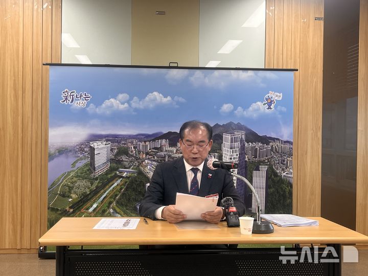 [부산=뉴시스] 진민현 기자 = 조병길 부산 사상구청장이 24일 오전 부산 사상구청 브리핑룸에서 예산 승인권 남용 관련 입장을 밝히고 있다. 2025.12.24 truth@newsis.com