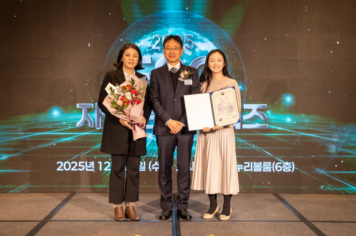 [세종=뉴시스]한국가스공사가 24일 서울 종로구 포시즌스 호텔에서 열린 '2025 ESG 자원순환 어워즈'에서 우수기관으로 선정돼 기후에너지환경부장관상을 수상했다고 밝혔다.(사진=한국가스공사 제공) *재판매 및 DB 금지