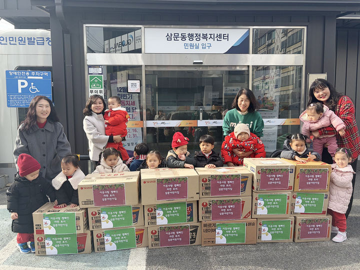 [밀양=뉴시스] 삼문어린이집에서 삼문동 행정복지센터를 방문해 어려운 이웃을 돕기 위한 라면을 전달하고 있다. (사진= 밀양시 제공) 2025.12.24. photo@newsis.com *재판매 및 DB 금지