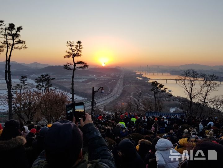 [고양=뉴시스] 행주산성 해맞이 행사. (사진=고양시청 제공) photo@newsis.com
