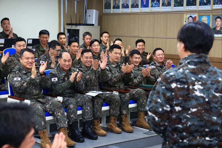 [홍천=뉴시스] 송미령 농림축산식품부 장관은 24일 연말을 맞아 군부대를 방문해 국토방위에 헌신하는 장병들을 격려하고 위문금품을 전달했다. (사진 = 농식품부 제공) 2025.12.24. *재판매 및 DB 금지