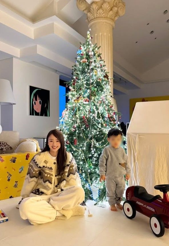 [서울=뉴시스] 리듬체조 국가대표 출신 손연재가 크리스마스 분위기가 물씬 풍기는 근황을 공개했다. (사진=손연재 인스타그램) 2025.12.24. photo@newsis.com *재판매 및 DB 금지