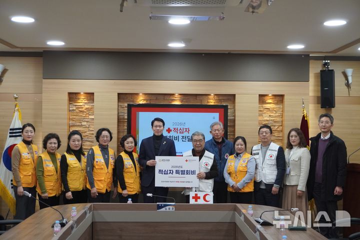 [포천=뉴시스] 경기 포천시의회는 24일 2026년도 적십자 특별회비를 전달하며 따뜻한 나눔 문화 확산에 동참했다. (사진=포천시의회 제공) 2025.12.24 photo@newsis.com