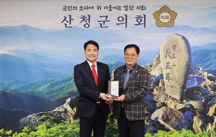 [양산=뉴시스] 곽종포 양산시의회 의장이 산청군의회 김수한 의장으로부터 감사패를 전달받고 있다. (사진=양산시의회 제공) 2025.12.24. photo@newsis.com *재판매 및 DB 금지