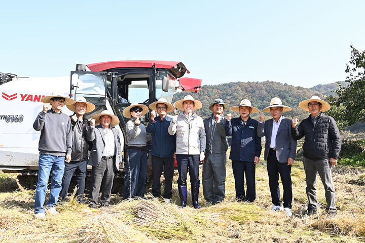 [구미=뉴시스] 베벼기 행사 참석한 김장호(왼쪽 여섯번째) 시장. (사진=구미시 제공) 2025.12.24 photo@newsis.com *재판매 및 DB 금지