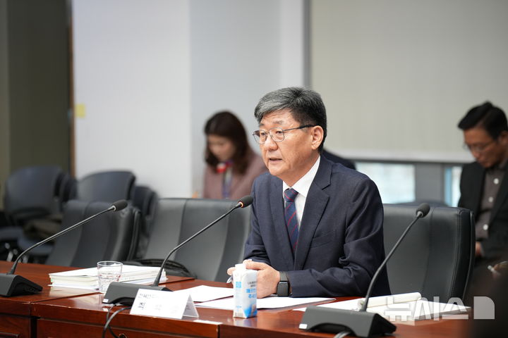 [전주=뉴시스] 최백렬 전북연구원 원장 후보자가 전북특별자치도의회 인사청문을 받고 있다. (사진= 전북자치도의회 제공) *재판매 및 DB 금지