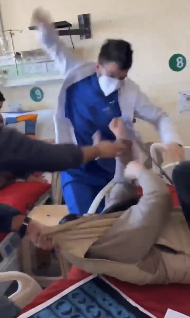 [뉴시스] 인도의 한 병원에서 의사가 기관지 내시경 검사를 받기 위해 내원한 환자를 폭행하는 영상이 공개돼 충격을 주고 있다. (사진=엑스 캡처) *재판매 및 DB 금지