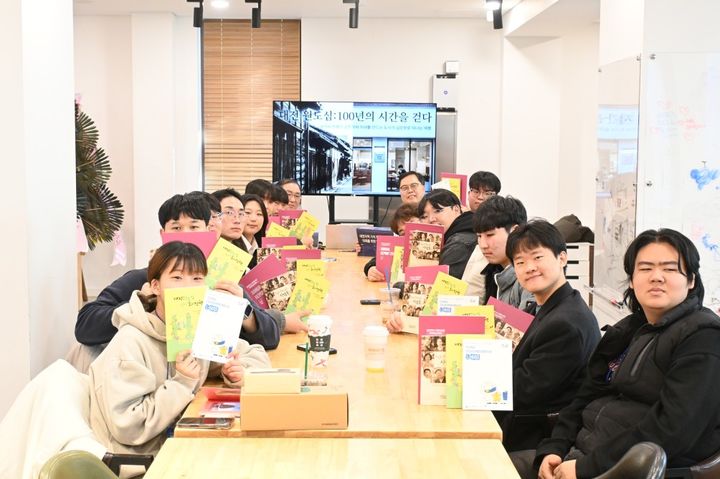 [대전=뉴시스]대전사회혁신센터는 지난 12일부터 23일까지 대전시민이 직접 체험하는 '원도심 이야기 여행'을 진행했다. 2025. 12. 24 photo@newsis.com *재판매 및 DB 금지