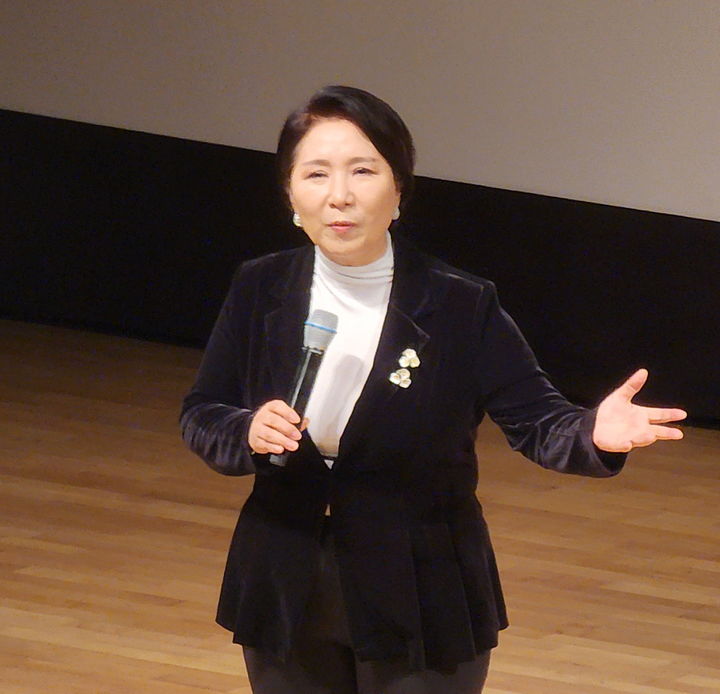 [고창=뉴시스] 지난 23일 고창 동리국악당에서 열린 '군민 행복 고창포럼', 유명 TV프로그램 '이혼숙려캠프'의 컨설팅 위원으로 출연 중인 이호선 교수가 '내 인생의 힐링캠프'를 주제로 강연을 펼치고 있다. *재판매 및 DB 금지