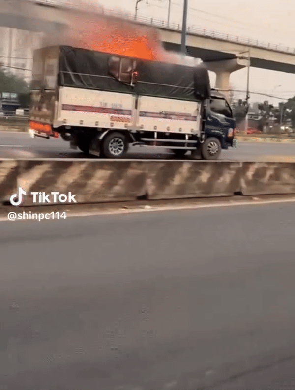 [뉴시스] 베트남 남부 호찌민시에서 노트북 배터리 폐기물 5톤을 실은 트럭이 이동 중 화재가 발생하자, 운전자는 불붙은 차량을 몰고 소방서로 직행했다. 사진은 현지 목격자 영상 중 일부. (사진 = 틱톡 갈무리) 2025.12.24. *재판매 및 DB 금지