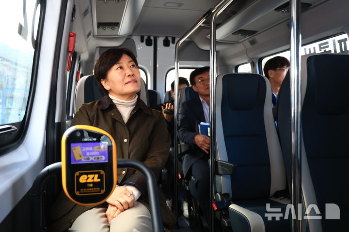 [세종=뉴시스] 사진은 송미령 농림축산식품부 장관은 지난해 12월24일 강원 평창군 방림면에서 농촌형 교통모델사업으로 운영 중인 수요응답형 교통(DRT) '해피콜버스'를 이용하고 있는 모습. (사진=농식품부 제공) 2025.12.24. photo@newsis.com