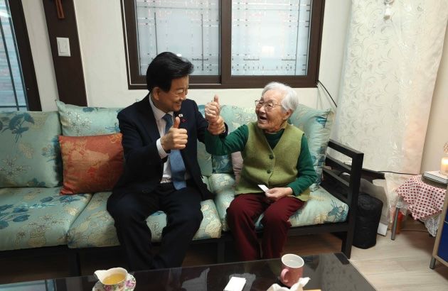 [서울=뉴시스]정동영 통일부 장관이 24일 이산가족 김봉환(105)씨를 직접 방문해 위로의 뜻을 전하고 있다. (사진=통일부 제공) 2025.12.24. *재판매 및 DB 금지