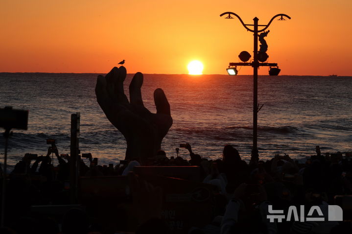 [포항=뉴시스] 송종욱 기자 = 2025년 을사년 호미곶 첫 일출. 2025.12.24. photo@newsis.com