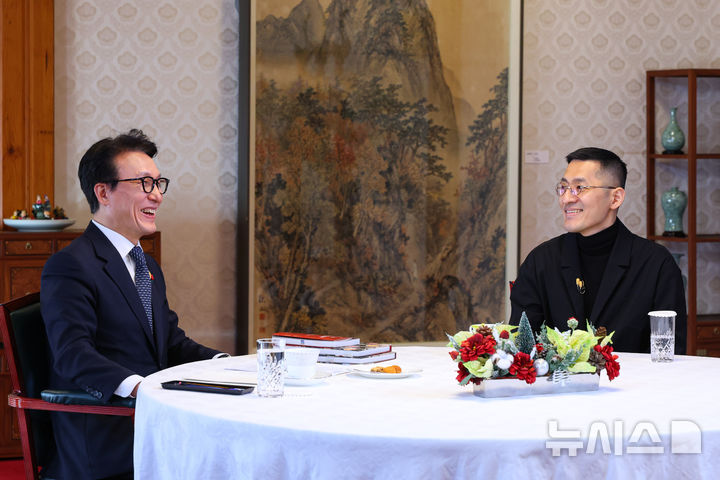 [서울=뉴시스] 김민석 국무총리는 22일 국무총리 공관에서 강민구 셰프를 초청, '제8차 K-토론나라 : 총리의 인터뷰'를 개최했다. (사진=국무총리실 제공) 2025.12.24 