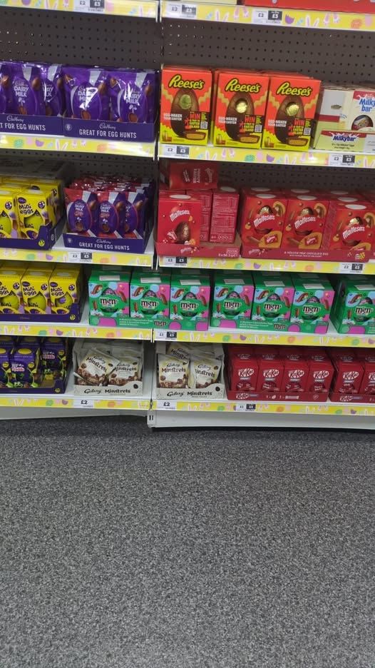 [서울=뉴시스]크리스마스를 앞두고 영국 할인매장 파운드랜드에 진열된 부활절 에그 초콜릿.(사진출처: 페이스북 캡처) 2025.12.24.