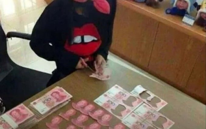 [서울=뉴시스] 중국 산둥성에서 5살 여자아이가 집에 있던 100위안권 지폐 500장에서 마오쩌둥의 초상을 모두 오려내는 모습이 담긴 사진이 SNS에서 화제를 모으고 있다.(사진출처 인스타그램)2025.12.24