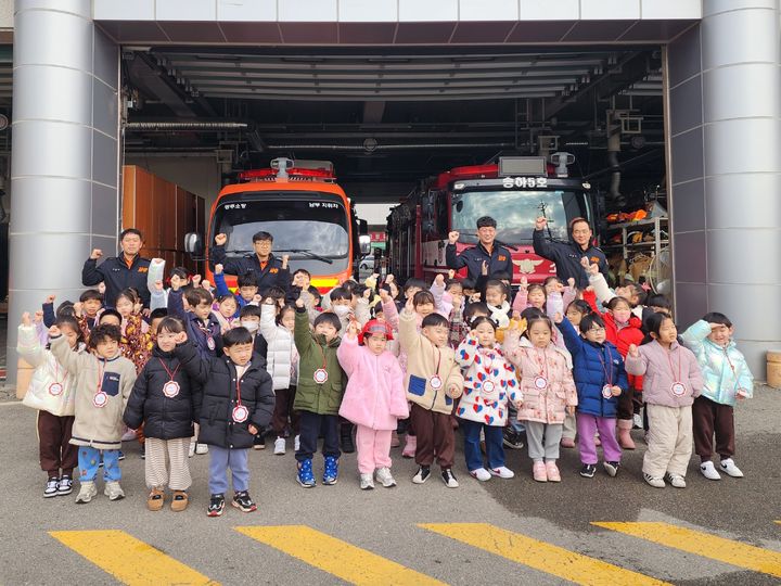 [광주=남구] 광주 남부소방서가 남광유치원 원생과 교사들을 대상으로 소방안전교육과 소방관 직업체험 프로그램을 진행한 후 기념촬영을 하고 있다. (사진 = 남부소방 제공) 2025.12.24. photo@newsis.com *재판매 및 DB 금지
