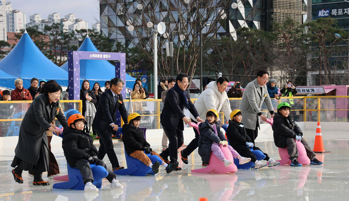 [무안=뉴시스] 24일 전남도청사 앞 OK광장에 개장한 야외스케이트장. (사진 = 전남개발공사 제공). 2025.12.24. photo@newsis.com *재판매 및 DB 금지