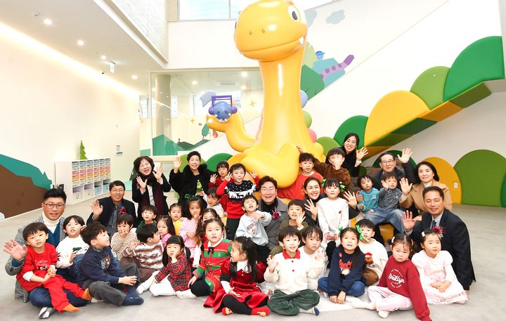 [원주=뉴시스] 어린이 상상놀이터 놀비숲에서 원강수 시장이 아이들과 함께 하고 있다. (사진=원주시 제공)2025.12.24photo@newsis.com *재판매 및 DB 금지