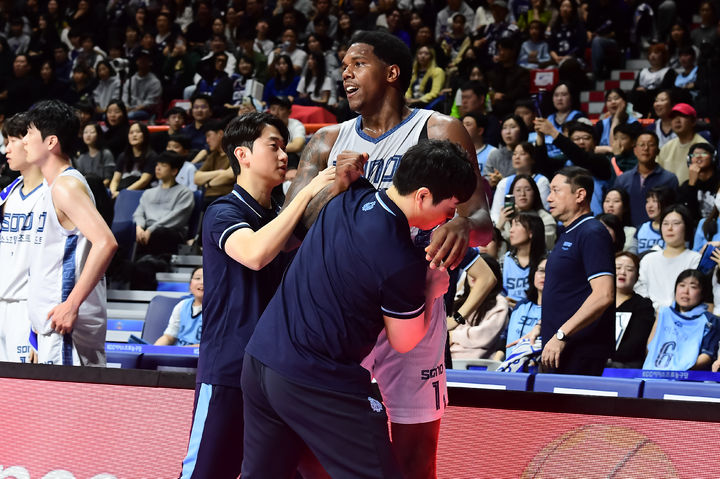 [서울=뉴시스] 프로농구 고양 소노의 네이던 나이트가 20일 부산 사직체육관에서 열린 부산 KCC와의 정규리그 경기에서 4쿼터 도중 5반칙 퇴장을 당한 후 심판에 격렬하게 항의하고 있다. (사진 = KBL 제공) *재판매 및 DB 금지