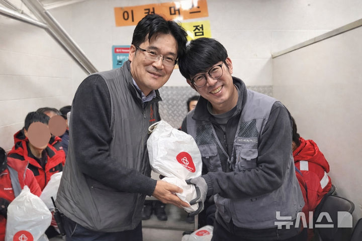 [서울=뉴시스] 홈플러스는 현장 직원을 위한 한랭질환 예방키트를 배포했다고 25일 밝혔다. 사진은 홈플러스 면목점 직원이 한랭질환 예방키트를 들고 환하게 웃어 보이는 모습. (사진=홈플러스 제공) 2025.12.25. photo@newsis.com 