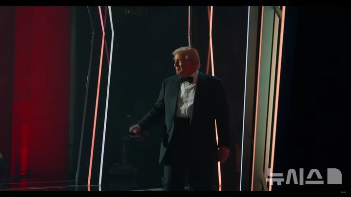 [서울=뉴시스]도널드 트럼프 미국 대통령이 지난 7일(현지 시간) 워싱턴DC 케네디센터에서 열린 제48회 케네디센터 공로상 시상식에 참석해 진행을 맡았다. 시상식은 23일 CBS를 통해 방송됐다. (사진=백악관 유튜브 캡처) 2025.12.24.