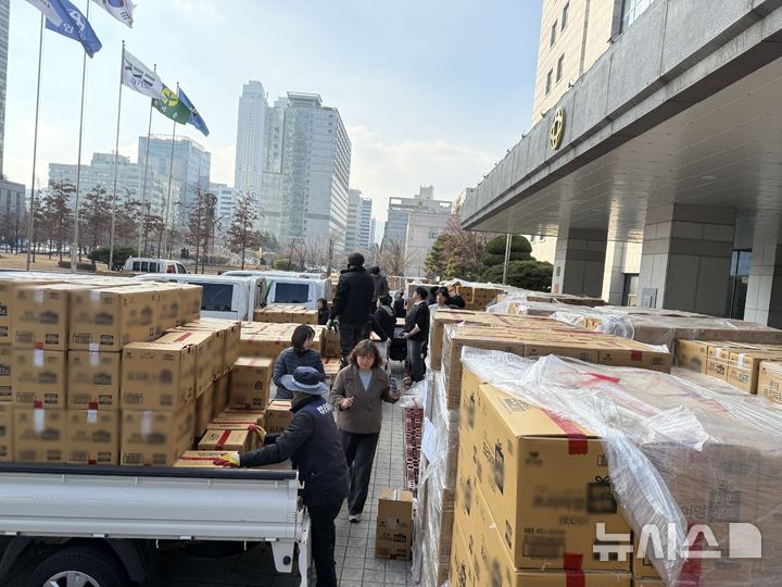 [안양=뉴시스] 익명의 기업체가 24일 안양시에 2억5000만원 상당의 물품을 맡긴 가운데 해당 물품이 관내 사회복지시설과 단체 등에 전달되고 있다. (사진=안양시 제공).2025.12.24.photo@newsis.com