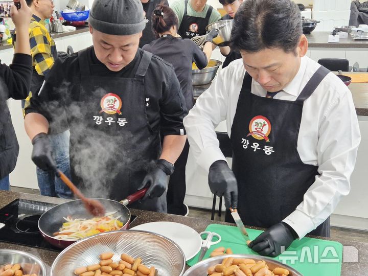 [수원=뉴시스] 이강운 ㈜깡에프앤비 대표(사진 왼쪽)와 수원도시재단 이졍진 이사장(사진=㈜깡에프앤비 제공) 2025.12.24.photo@newsis.com 