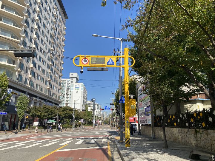 [서울=뉴시스]구로구 미래초등학교 앞에 설치한 스마트폴.