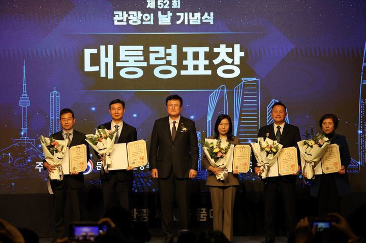 호텔HDC 이성용 대표(맨 왼쪽)가 23일 서울 중구 소공로 더 플라자 호텔에서 열린 ‘제52회 관광의 날’ 기념식에서 대통령 표창을 받고 포즈를 취했다. (사진=호텔HDC) *재판매 및 DB 금지