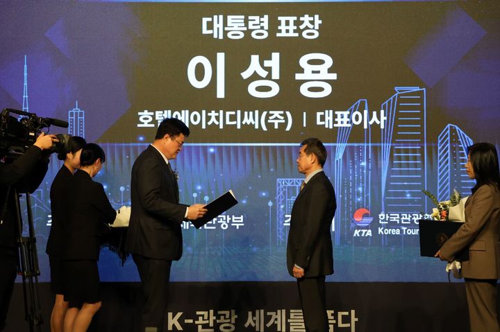 호텔HDC 이성용 대표가 23일 서울 중구 소공로 더 플라자 호텔에서 열린 ‘제52회 관광의 날’ 기념식에서 문화체육관광부 김대현 2차관에게 대통령 표창을 받고 있다. (사진=호텔HDC) *재판매 및 DB 금지