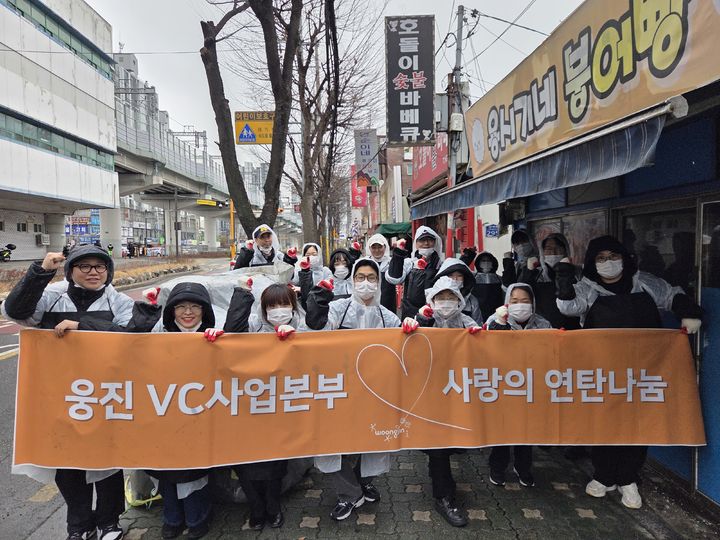 [서울=뉴시스]웅진그룹 임직원들, 난방 취약계층에 연탄나눔.(사진=웅진그룹 제공) 2025.12.24. photo@newsis.com *재판매 및 DB 금지