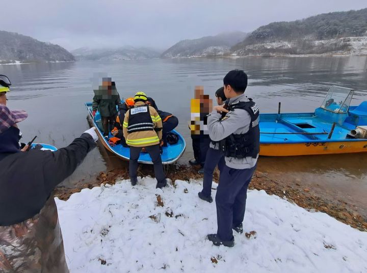 [양구=뉴시스] 24일 소방 당국은 이날 오전 9시51분께 강원 양구군 양구읍 공수대교 인근에서 선박 2대가 충돌하는 사고가 발생했다고 밝혔다. 강원특별자치도 소방본부 제공. *재판매 및 DB 금지