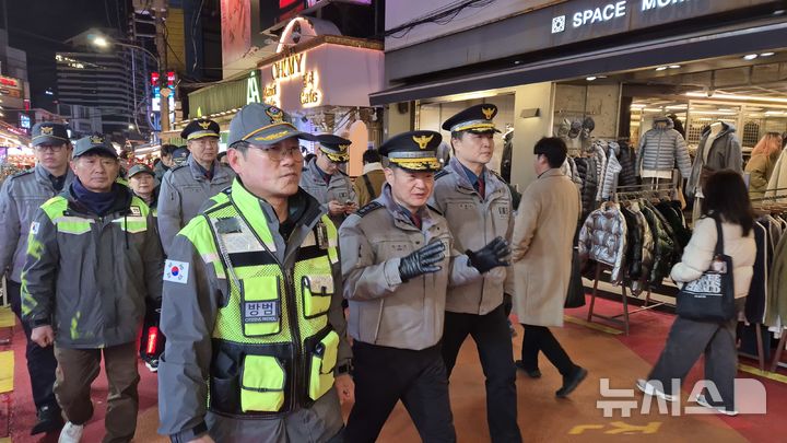 [서울=뉴시스]전상우 수습기자=박정보 서울경찰청장이 크리스마스를 하루 앞둔 24일 서울 마포구 '홍대 관광특구'를 찾아 연말연시 특별방범활동 현장을 점검하고 있는 모습. 2025.12.24. swoo@newsis.com