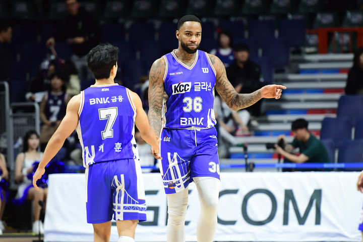 [서울=뉴시스] 프로농구 부산 KCC의 숀 롱과 허훈. (사진 = KBL 제공) *재판매 및 DB 금지