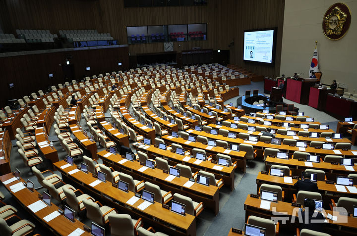 [서울=뉴시스] 김금보 기자 = 노종면 더불어민주당 의원이 24일 서울 여의도 국회에서 열린 제430회국회(임시회) 제2차 본회의에서 정보통신망 이용촉진 및 정보보호 등에 관한 법률 일부개정법률안(대안)에 대한 무제한토론을 하고 있다. 2025.12.24. kgb@newsis.com