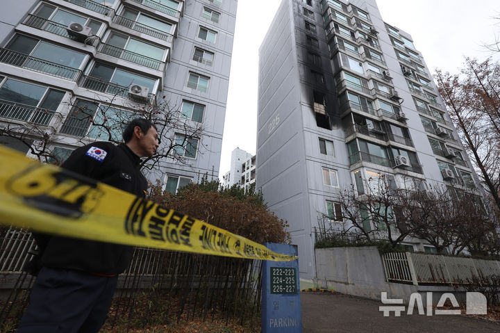 [서울=뉴시스] 김근수 기자 = 24일 서울 송파구 올림픽선수기자촌 아파트에서 화재가 발생해 아파트 입구가 통제되고 있다. 2025.12.24. ks@newsis.com