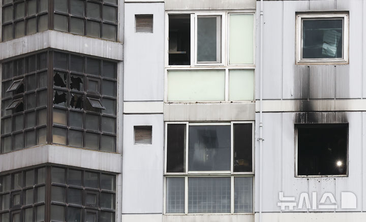 [서울=뉴시스] 김근수 기자 = 24일 서울 송파구 올림픽선수기자촌 아파트에서 화재가 발생해 소방대원들이 현장에서 화재 감식을 진행하고 있다. 2025.12.24. ks@newsis.com