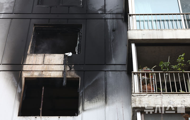 [서울=뉴시스] 김근수 기자 = 24일 서울 송파구 올림픽선수기자촌 아파트에서 화재가 발생해 아파트 건물 외벽이 검게 그을려 있다. 2025.12.24. ks@newsis.com